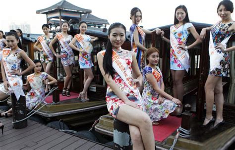 惠州举办世界休闲小姐大赛 佳丽穿旗袍秀身材 - 倾城网