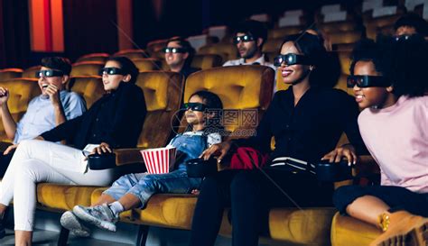 观众在电影院戴着3D眼镜看电影高清图片下载-正版图片302566382-摄图网