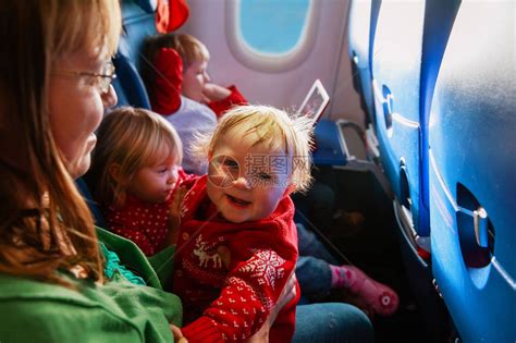 乘火车旅行的母亲和儿童高清摄影大图-千库网