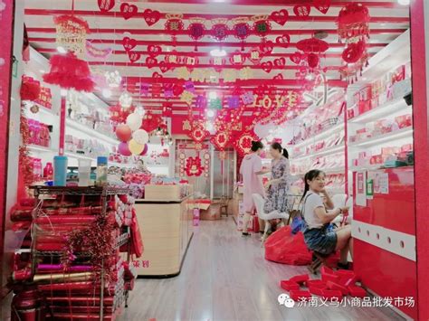 “金猪贺岁迎新春”，申城商场打造新年喜庆氛围艺术装饰