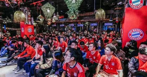 拜仁中国今年首场线下观赛在重庆举行，三冠王奖杯引球迷围观|埃尔伯|拜仁|球迷_新浪新闻