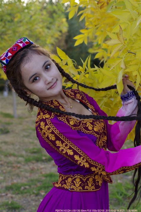 抓拍跳舞的新疆塔吉克族美少女》摄影图片】人像摄影_太平洋电脑网摄影部落