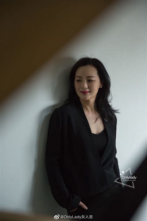 @咏梅的微 出席北京大学生电影节，身穿黑色连身长礼服，大气优雅|咏梅|北京大学生电影节|身长_新浪新闻