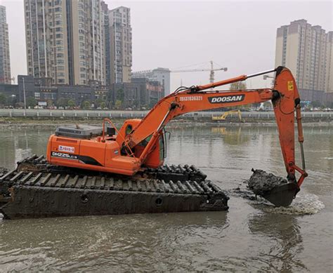 水上挖掘机河床施工现场 -- 洪湖市大沙黑马水利机械设备租赁经营部