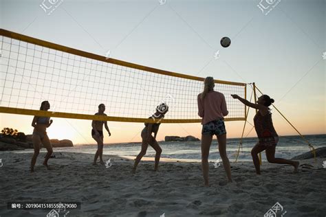 女子排球运动员在沙滩上打排球_正版商业图片_昵图网nipic.com