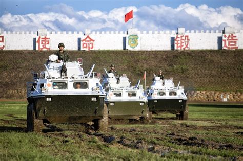 瞄准！开火！ 近距离体验装甲车山林实战机动 - 中国军网