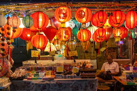 唐人街供应商卖灯笼和纪念品高清摄影大图-千库网