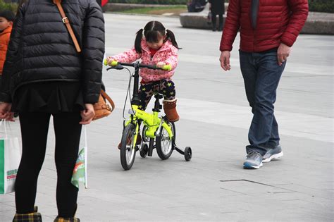 如何让4岁的孩子安全、轻松地学会骑自行车-百度经验