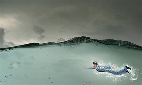 商人水下穿着西装的轻商人暴风雨中游泳高清图片下载-正版图片300326373-摄图网