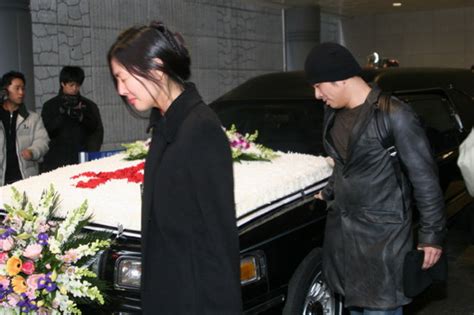 李恩珠葬礼举行 歌声让追悼会变成泪海(组图)--大众网--大众娱乐、电影、电视、音乐、明星八卦、娱乐新闻