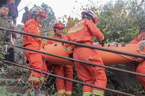女子登山不慎摔下山顶 消防队员展开紧急救援 - 济源网