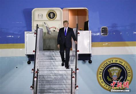 美国总统特朗普乘专机抵达新加坡 _深圳新闻网