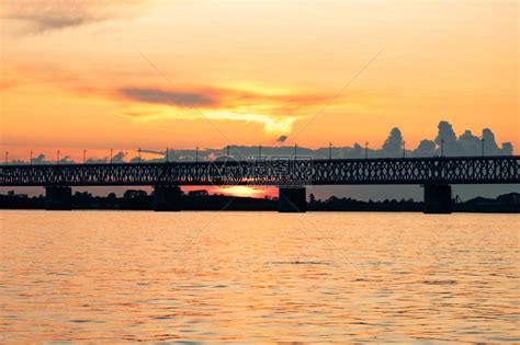 日落时在阿穆尔河上桥俄罗斯高清图片下载-正版图片506161994-摄图网