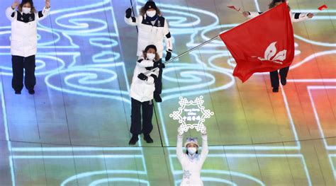 浪漫！直击中国香港代表团入场 冬奥代表团的牌子是雪花中国结_手机新浪网