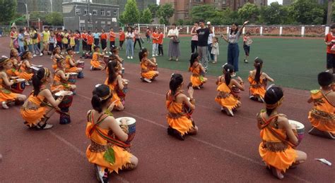 亳州学院音乐系亳韵民间舞蹈艺术团应邀到实验小学进行志愿者活动