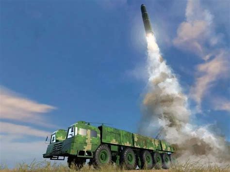 东风15新型导弹再次试射，呼啸升空气势磅礴，钻地60米致命绝杀_凤凰网