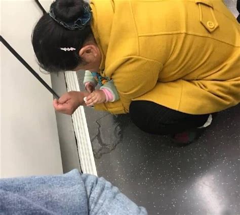 中年妇女抱孩子在地铁车厢撒尿，被指责还理直气壮的说：她憋不住|道德|妇女|女士_新浪新闻