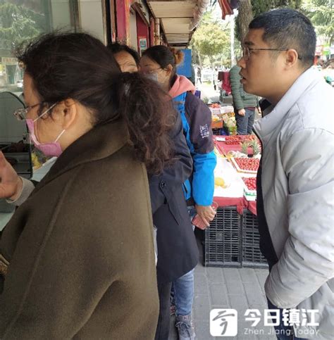 熟食店窗口排起了长队，个别顾客不戴口罩购买食品_今日镇江