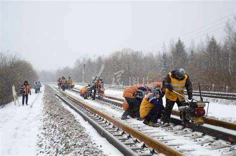 黑龙江铁力：风雪线上的铁路工人-人民图片网