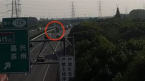 高速上即将错过出口，司机横跨3个车道极限变道被撞_凤凰网视频_凤凰网