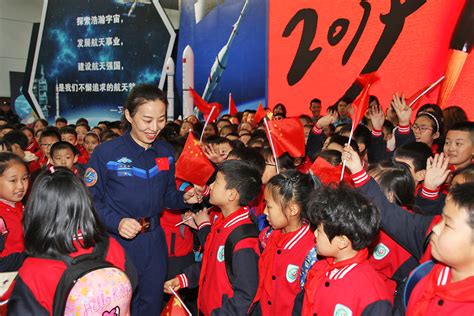 【图集】王亚平：迈出中国女性舱外太空行走第一步|界面新闻 · 影像
