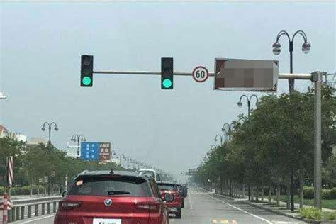 交通信号灯红灯或黄灯亮时已越过停止线的车辆和行人可以继续通行吗