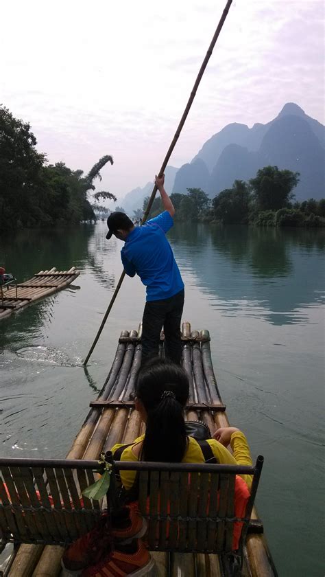 乘坐竹筏游漓江 别有一番美的韵味