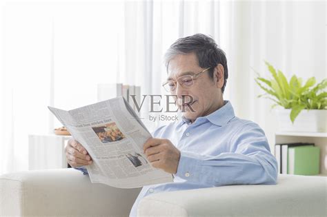 老人在沙发上看平板电脑高清图片下载-正版图片501152661-摄图网