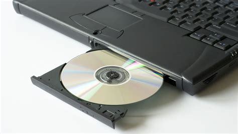 台式电脑机箱里的DVD光驱怎么打开？