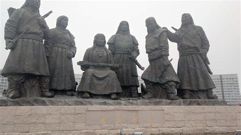 2024康巴什旅游区游玩攻略,广场气派，成吉思汗系列雕塑... 【去哪儿攻略】