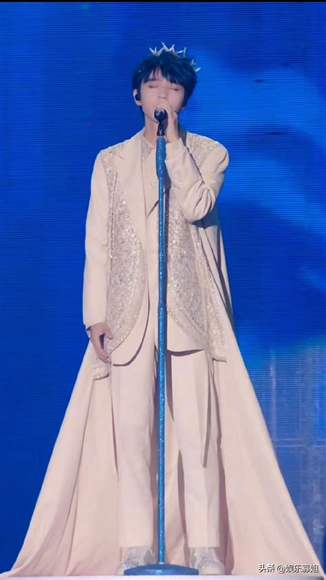 TFBOYS十年之约演唱会，王俊凯带来《回望》首唱，歌声温柔且坚定