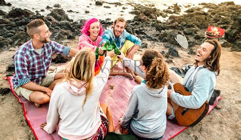 在海滩露营聚会上一起玩乐的度假者团体-在夏季冲浪营与年轻人一起弹吉他、喝瓶装啤酒的快乐生活方式旅行概念-反差滤镜照片摄影图片_ID ...