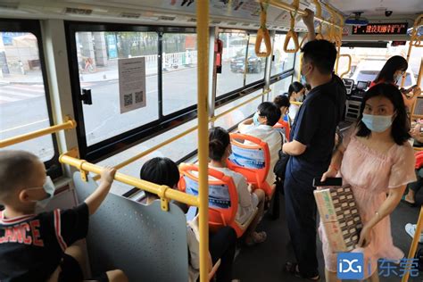 公交车不让座给抱孩妇女 一小伙被打五耳光鼻血横流 - 长江商报官方网站
