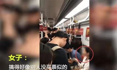 老人揪住女子衣领欲让其让座，上海地铁呼吁文明乘车友爱礼让
