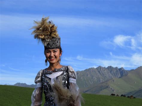 【走进新农村表演的哈萨克族姑娘摄影图片】新疆乌鲁木齐人像摄影_闻风不动_太平洋电脑网摄影部落
