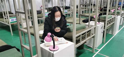 确诊英语老师在武汉方舱医院直播上课：这是我的工作 - 社会 - 无限成都