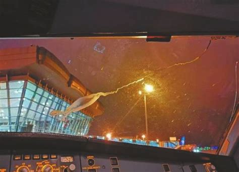 华夏航空飞机风挡玻璃破裂返航 民航重庆监管局：未发现鸟击痕迹，返航为正常故障处置_凤凰网