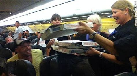美国好飞飞：飞行员自掏腰包请滞留乘客吃披萨 - 中国民用航空网