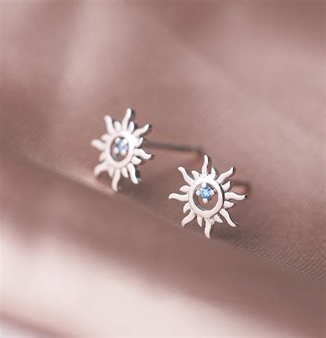 气质时尚太阳花耳钉女气质韩国个性镶蓝钻耳饰品养耳不用摘的耳环-阿里巴巴