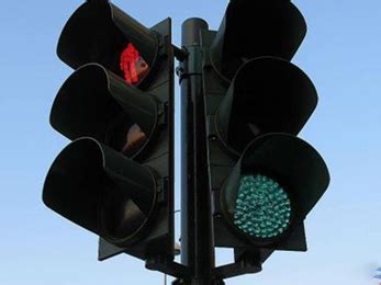 交通信号灯一共分为几种以及作用是什么呢？