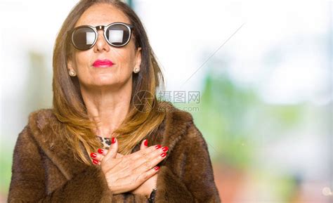 美丽的中年优雅女子穿着太阳镜和貂皮大衣高清图片下载-正版图片505722153-摄图网