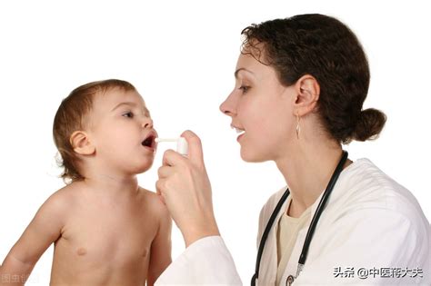 父亲使用婴儿鼻腔吸鼻子抽高清图片下载-正版图片506105653-摄图网