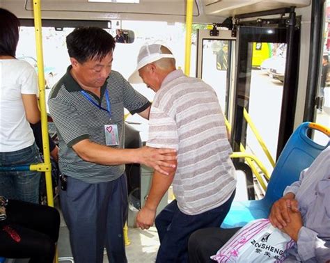 公共汽车给老人让座位公交车上没人给老人让座位2022已更新今日更新
