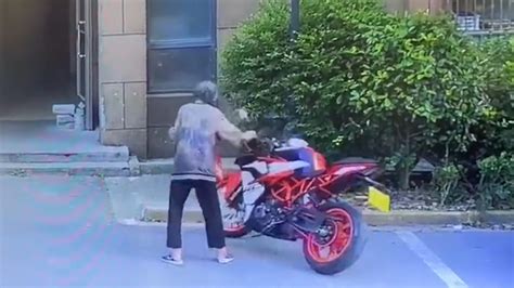 老人推倒摩托车损失近万元，不赔偿几天后再推倒一辆，车主搬家_腾讯视频