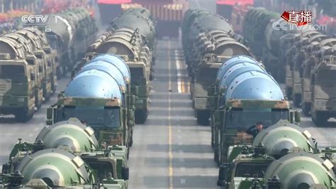 受阅装备展现中国军队“硬实力” 40%首次亮相|组图__凤凰网