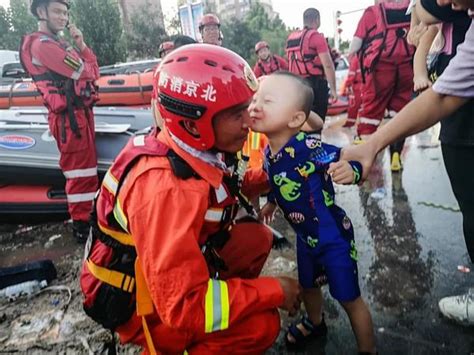 治愈瞬间！洪水涌进民房 被救小女孩趴消防员背上安心睡着_凤凰网视频_凤凰网