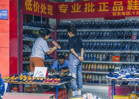 正在卖鞋的人摄影图高清摄影大图-千库网