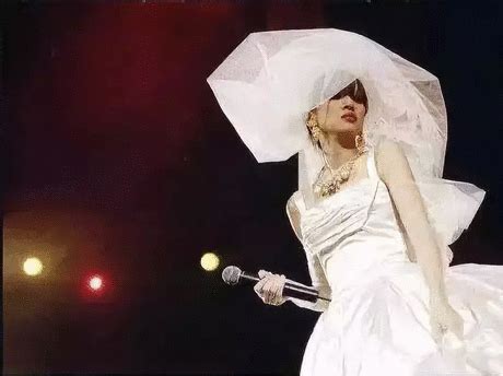 梅艳芳最后一场演唱会，婚纱里穿着尿布，眼中含泪倒在刘德华怀里_腾讯视频