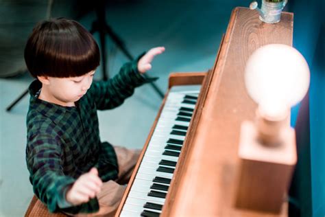 小女孩在钢琴上弹奏音乐图片-正在弹奏钢琴的小女孩素材-高清图片-摄影照片-寻图免费打包下载