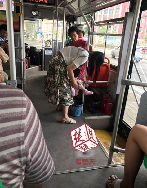 女子抱小孩在公交上大便 乘客抱怨：至少把大便清走_湖北频道_凤凰网